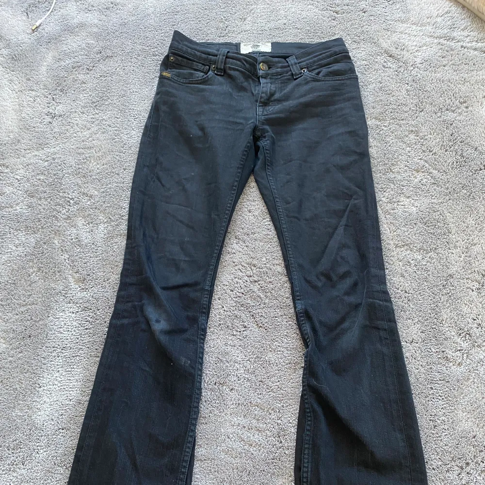 Svarta basic low waist bootcut jeans. Jeans & Byxor.