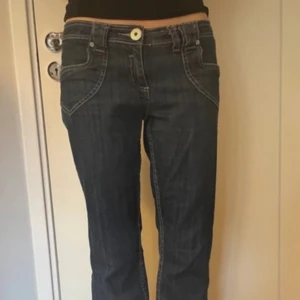 Bootcut jeans - Snygga jeans med detaljer och lite loose fit, osäker på måtten men jag brukar ha S/M för referens. 😁 Bra skick