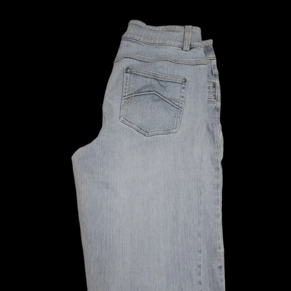 Ljusblåa jeans, knappast använda. De är bootcut. Alltså INTE skinny. Inget tecken på användning. Kom privat för fler frågor och bilder🥰🐊vet inte riktigt vad det är för storlek men kan ge midjemått om nån skulle vilja veta det🙏🏻🥰. Jeans & Byxor.