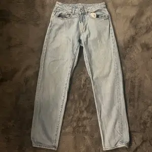 Ljusblå jeans i storlek S, i bra skick med någon liten fläck som går att få bort. 1,5 år gamla men sparsamt använda. Skick: 7/10. Pris kan förhandlas.