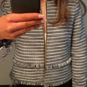 Kofta - Jätte snygg kofta/jacka perfekt nu till sommaren. Köpte här på plick och har sjölv inte använt den (skulle säga att dne är i ny skick) 