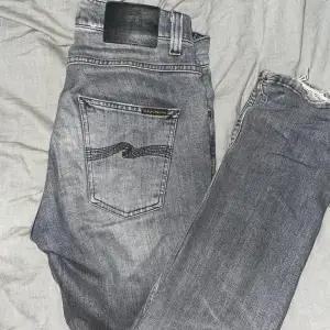 Säljer nu mina nudie jeans Modell:Grim tim Färg: Pale Grey De är i ett skick där de är som snyggast, lite slitna på vissa ställen men det gör dem bara snyggare. Tveka inte på att skriva vid minsta fundering!😄
