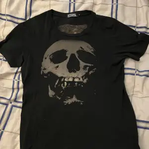 Hysteric glamour skull berry tee Condition 10/10, really nice design quite good quality too hard to find. Size S fits like a big small