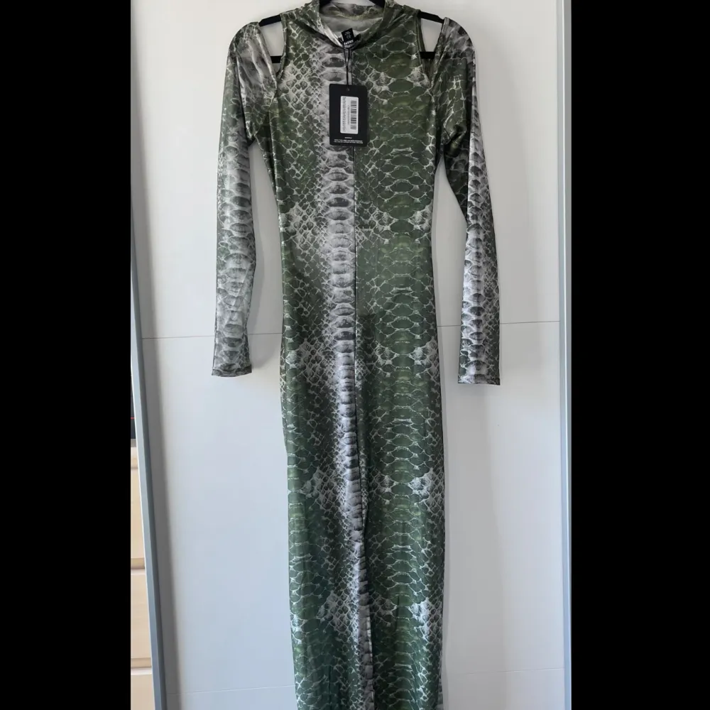 Snake print maxi klänning från PLT. Har aldrig använts sen den köptes våren 2023. Jätte bra skick. Obs. Kan tvättas och strykas om önskas 🤗. Klänningar.
