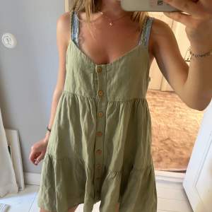 Så fin grön strandklänning, perfekt till sommaren!!💗