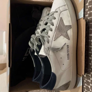 Golden goose  - Tjena, vi säljer nu dessa golden goose skor i ca 8/10 skick. Allt og förutom kvitto ingår. Pris ej hugget i sten, vid någon fundering är det bara att höra av sig, Mvh.