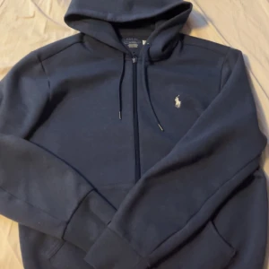 Ralph Lauren Zip - Tjena säljer nu min stilrena Ralph Lauren Zip i färgen marinblå. Självklart äkta! Storlek M! Sparsamt använd så först till kvarn!