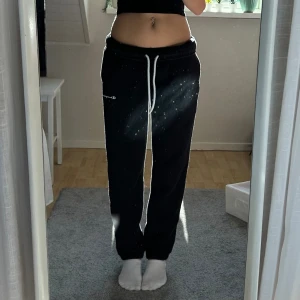 champion mjukis - svarta mjukisar från champion i strl S, lite noppriga men annars fint skick frågor? skriv till mig så löser vi💗