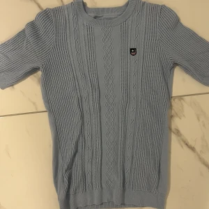 T-shirt - Söt t-shirt från märket bondelid. Den har aldrig kommit till användning alltså är den helt ny och in super fint skick! 😌