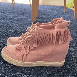 Fransskor  - Snygga skor med fransar. Använda några gånger men ser som nya ut💕