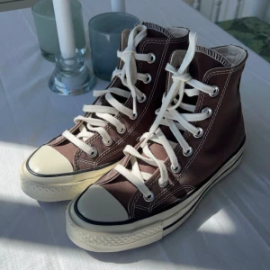 Bruna converse storlek 35  - Helt nya, aldrig använda. Storlek 35. Säljes pga av att de är för små.   Köparen står för frakten.  Kan mötas upp i Trollhättan.