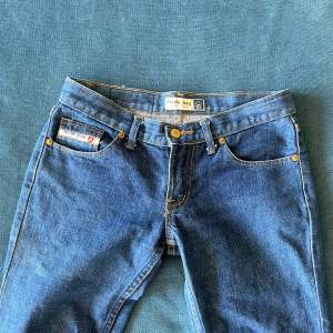 Supertrendiga lågmidjade utsvängda jeans i mycket fint skick! Skriv kring frågor eller mer bilder. ❤️Midjemått: 37cm. Innerbenslängd: 78cm. Ytterbenslängd: 98cm. Midja till gren: 18cm. Langst ner(vida): 24cm.❤️