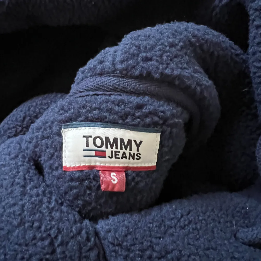 Säljer denna tommy hilfiger hoodie i teddy material. Den är i förgen marinblå och knappt använd så i väldigt fint skick. . Hoodies.