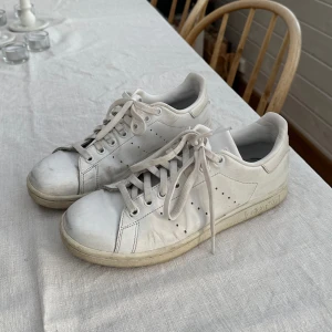 Vita Stan Smith skor - Säljer dessa jättefina sneakers från adidas. Använda men väldigt fräscha. Går att tvätta och få ännu vitare