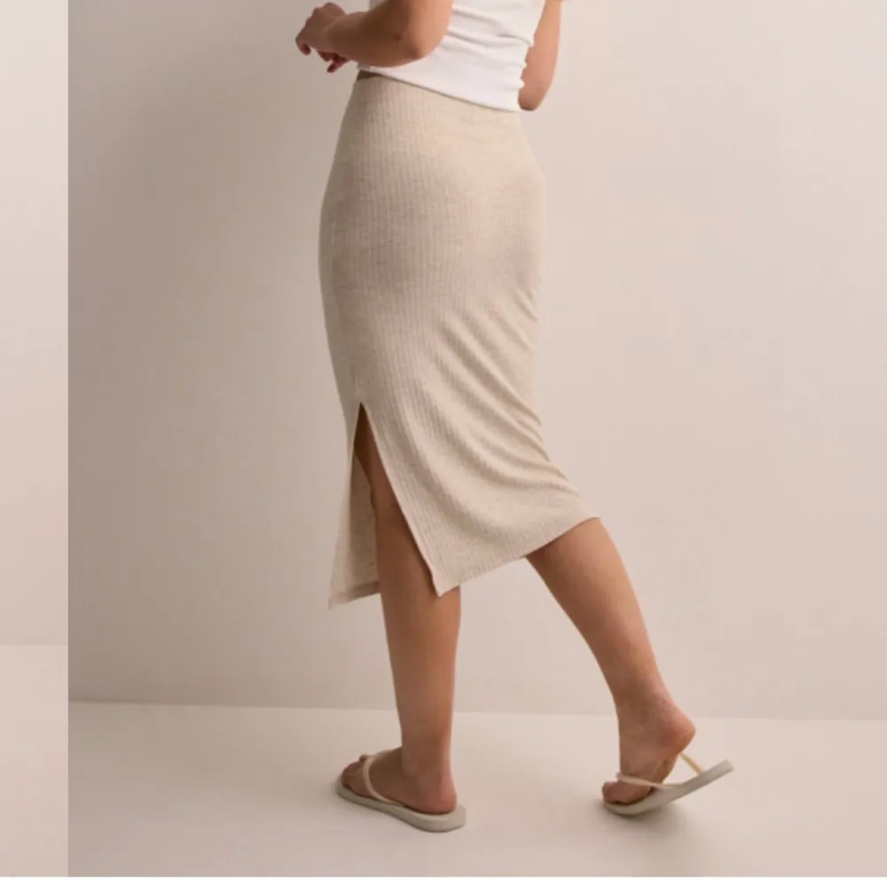  Superfin beige kjol med slits. Säljer då jag ej använder den. Använd endast ett fåtal gånger, så den är som ny.  Kan skicka egna bilder vid intresse💗. Kjolar.