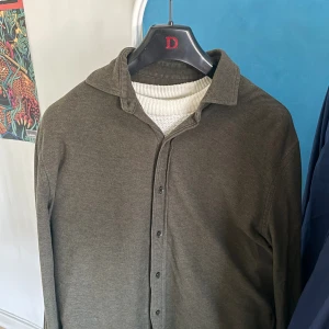 Ralph lauren skjorta/overshirt - Tja! Säljer min stilrena ralph lauren overshirt/skjorta i storlek L! Plagget är i fint skick. Kontakta vid minsta fråga 💫