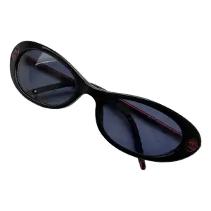 Jag säljer mina vintage solglasögon från Chanel! Super coola med röda detaljer. Dem är i väldigt bra skick😊