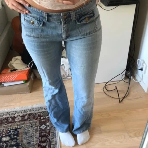 Bootcut jeans - Skitsnygga jeans! Storleken är 42 men skulle säga en 40! ❤️