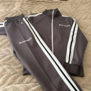 Palm Angels dress  - Fetaste Palm Angels Dress/Tracksuits. Koftan samt utsläppta byxor. Helt nya oanvänd med prislapp. 