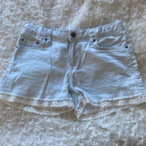 Söta jeansshorts - Söta lågmidjade jeansshorts. Midjemått: 34