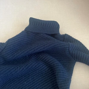 Blå polotröja  - Marinblå, fint material, bra skick, få använd, blivit lite för liten för mig:(