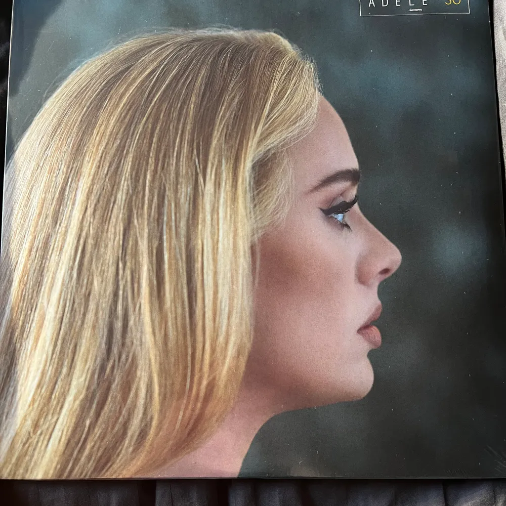 Adele 30 vinylskiva köpt för 449 på bengans . Accessoarer.