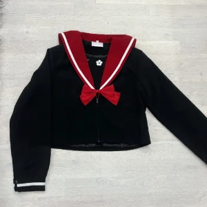 Kavajsett från Kawaiishop - • oanvänd • jättefint material • köpt från kawaii shop för 399kr • säljer settet för 199kr tillsammans med kjolen.   Kjolen: En cremevit kort veckad plisserad kjol med hög midja i jeansliknande material i strl M, men skulle mer säga strl S!🌺