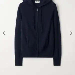 en mörkblå zip hoodie från soft goat i storlek xs! köpt i julas o är i väldigt bra skick!🥰nyköpt för 2495kr, o säljer där för ungefär 2000kr! pris kan diskuteras🤞🏻❤️