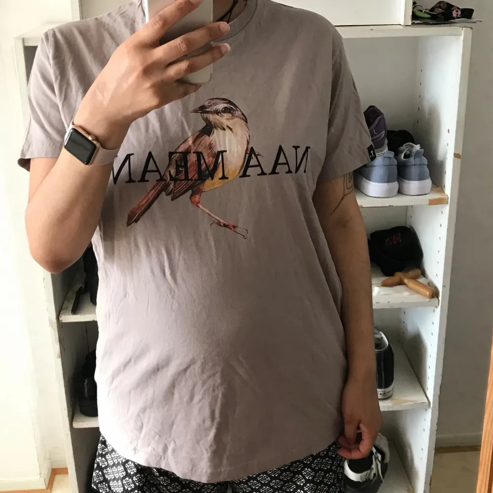 Grå tröja med 🐦 tryck. Står  ”Naa mean?” Storlek m. Fint skick. Använd ”köp nu.” Eller betala via Swish. Skickar efter mottagning betalning. . T-shirts.