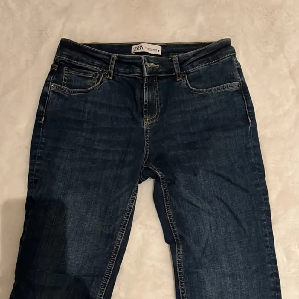 Säljer mina jeans för att dom är för stora, dom är lågmidjadjade och bootcut, super snygga och passar som 36, skriv privat för fler bilder💘💘. Jeans & Byxor.