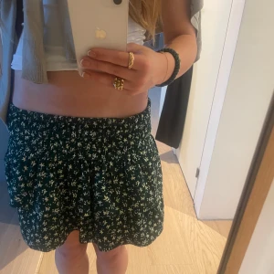 Grön volang kjo - Jag säljer en volang kjol som tyvärr itne Jag säljer en volangkjol som inte kommer till användning. Kjolen är köpt ifrån Zara och är i storlek 152 men är stretchigt vid midjan så passar någon storlek större. Köparen står för frakten❤️😊
