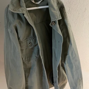 Grön jacka från hm - Storlek 170, jättebra skick och är nästan aldrig använd💓💓