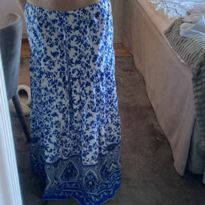 Mönstrad långkjol - Superfin blå mönstrad långkjol