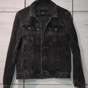 Asos jeansjacka  - Säljer min jeansjacka ifrån asos, den är i väldigt bra skick och är grå/svart Storlek s
