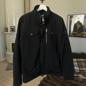 J.lindeberg bailey jacka - Säljer min j.lindeberg jacka i modellen bailey. Den är använd men i fortsatt fint skick. Inga skador eller så som syns. Storlek M. Skriv om ni har några funderingar 😛😛