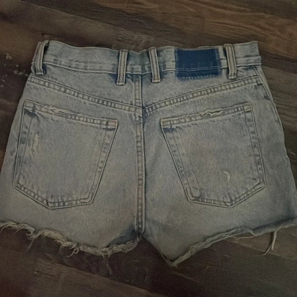 Jätte fina jeans shorts som knappt är använda, säljer pågrund av att dom är för små💕priset kan diskuteras💕. Shorts.