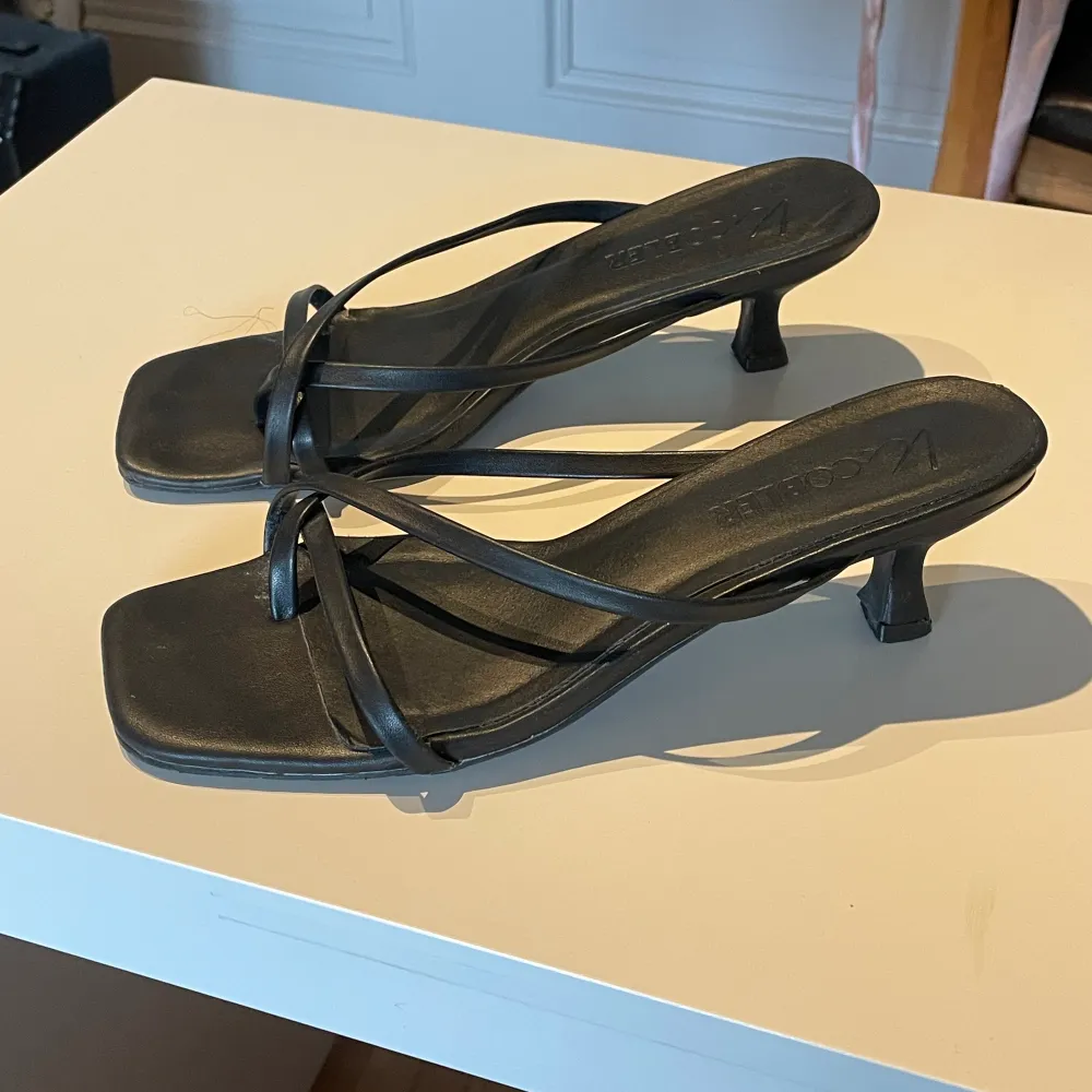 Jättefina lågklackade skor i svart. Storlek 39. Köpta från Scorett. Är relativt använda men fortfarande i mycket bra skick, säljer för att jag inte använder de längre ❤️. Skor.