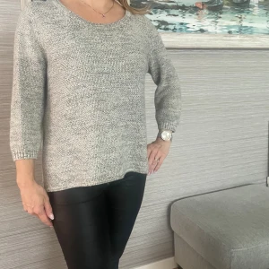 Grå stickad tröja - Jättemysig stickad tröjan, det står L men det är mindre i storleken och passar M 💕💕inga defekter och jättebra skick!