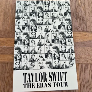 Taylor Swift VIP box Eras Tour - Säljer mitt VIP packet med Taylor Swift merch. Allt ingår förutom själva biljetterna. -Låda -4 affischer  -1 broschyr -10 Vykort  -1 stort klistermärke  -VIP band med Taylor bricka  -Tygväskan   Lådan har öppnats en gång, endast för bildernas skull