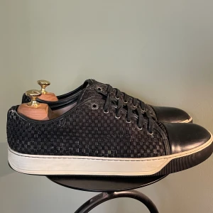 Lanvin skor  - Hej! Säljer nu dessa super snygga Lanvin skor. Skorna är i fint skick 7,5/10(se bild 3) med skorna medföljer dustbag