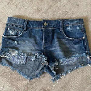 Jätte snygga jeans shorts - Köpta här på Plick men var tyvärr för små för mig. 40 cm i midjan från kant till kant. Det är bara att skriva om det finns några frågor!💕