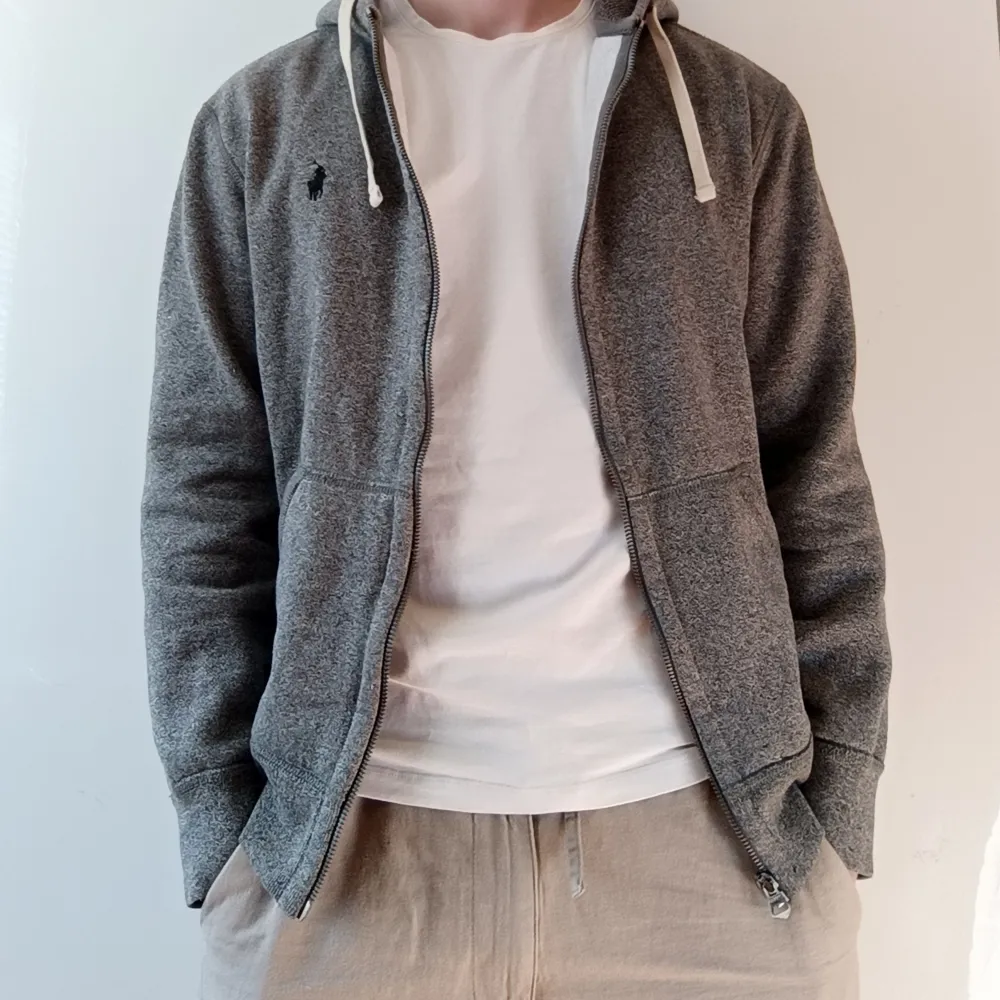 Grå Ralph Lauren zip hoodie | Storlek S men sitter lite mindre, kanske även passar XS | bra skick | Nypris: ca 2000 kr | Vårat pris: 449 kr. Hoodies.