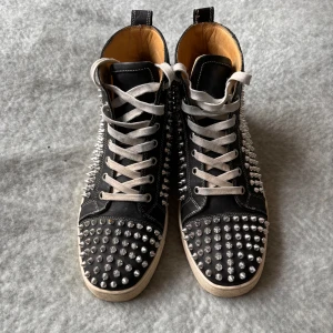 Christian Louboutin  - Storlek 42 Cond 9/10  Säljer dessa då de ej används.