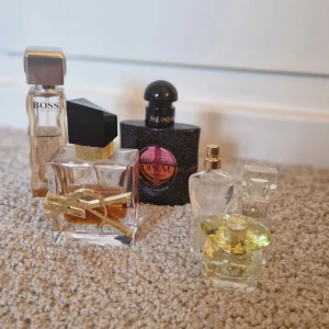 Märkes Parfymer - Black opium,Hugo boss  ,Yves även tre små tester som är från Versace,Calvin Klein och Jean Paul 