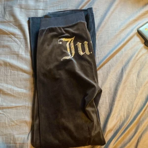 Juicy Couture - Inprincip oanvända mörkblåa juicy couture byxor. Dem ser nästan svarta ut på bilderna. Inga skador eller något sådant. 