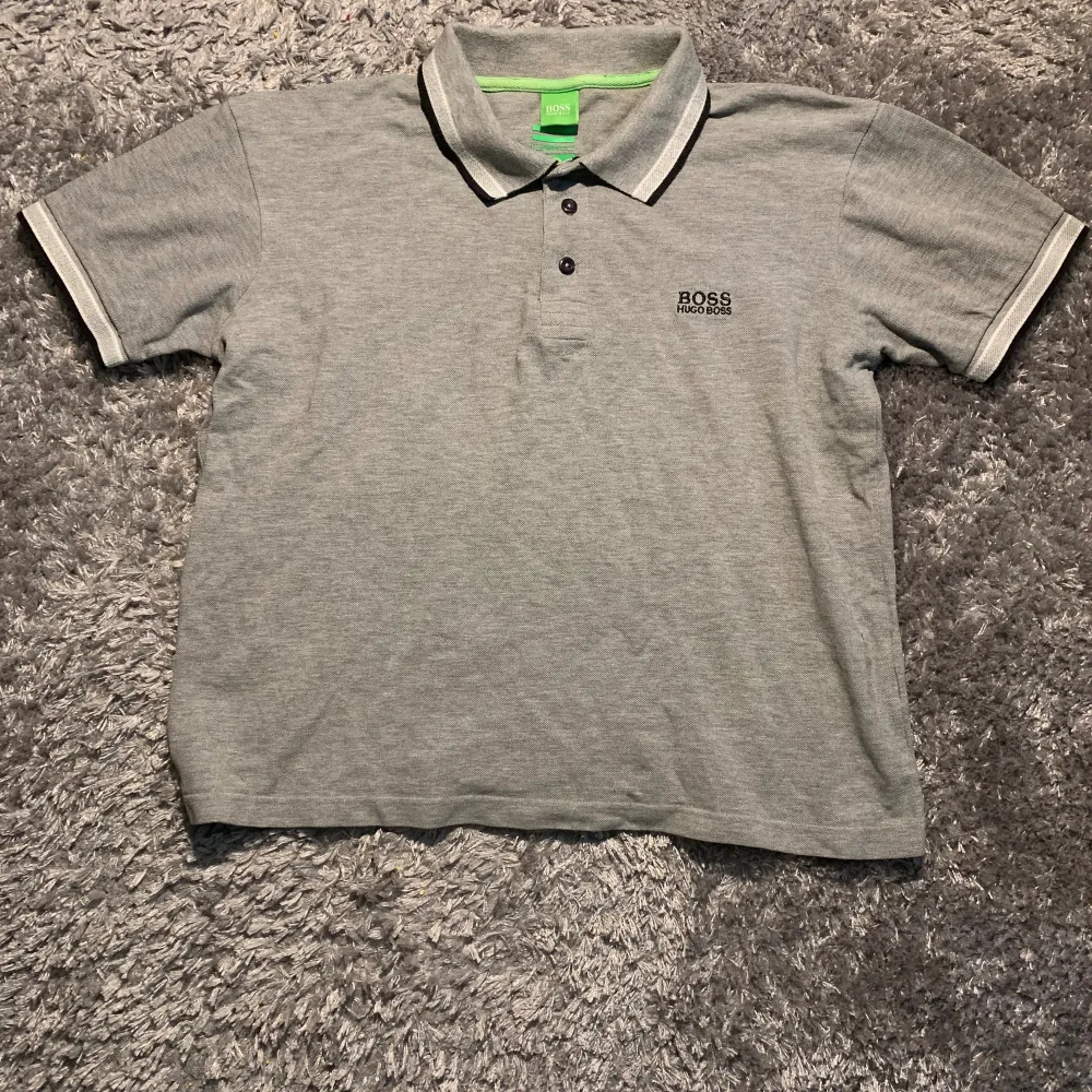 In good condition with no signs of visible wear. Fits a men’s XS.. T-shirts.