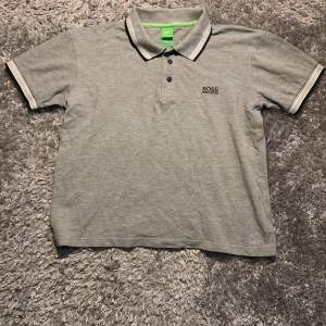 In good condition with no signs of visible wear. Fits a men’s XS.