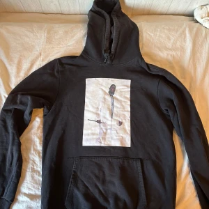 Hoodie - Biggie smalls hoodie. Använd en del men fortfarande i bra skick. Köptes för 900kr på zalando.