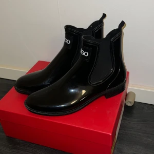 Hugo Boss stövlar - Låga hugo boss stövlar, använda 1 gång. Kommer tyvärr inte till användning, mycket bra skick! Brukar vara mellan storlek 39 och 40 så passar båda. 
