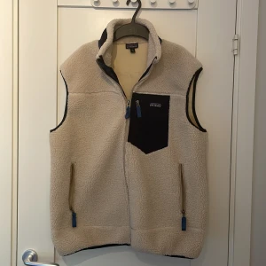 Patagonia väst beige  - Tvär fet Patagonia väst som aldrig är använd men jag har tagit bort alla lappar och sådant, skick 10/10, riktigt bra kvalitet. Skriv vid frågor och pris kan diskuteras!